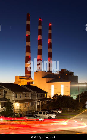 Die Büschel Cove Elektrizitätswerk in der Abenddämmerung. Tufts Cove, Dartmouth, Halifax Regional Municipality, Nova Scotia, Kanada. Stockfoto