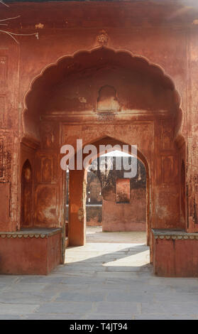 Arch Gate im Inneren von Jaigarh Fort. Jaipur. Rajasthan. Indien Stockfoto