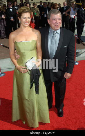 LOS ANGELES, Ca. September 12, 2004: Schauspieler William Shatner & Frau Elisabeth 2004 bei den Primetime Creative Arts Emmy Awards im Shrine Auditorium, Los Angeles. Stockfoto