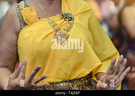 Schöne Thai Frauen in traditioneller thailändischer Kostüm Thai Tanz während in Songkran Festival durchführen. Stockfoto