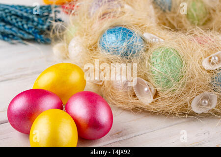 Ostereier auf Licht rustikalen Holztisch. Urlaub Hintergrund. Stockfoto