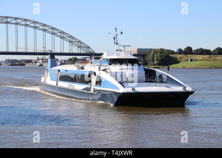 Schiff der Wasserbus für schnellen Transport auf dem Wasser in Rotterdam Stockfoto