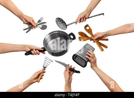 Die Ausstattung der Küche in den Händen, auf weißem Hintergrund Stockfoto
