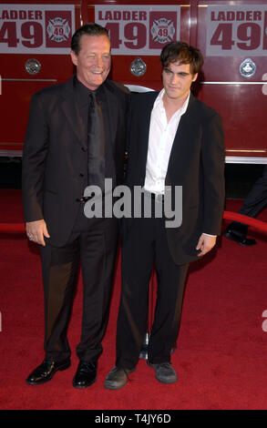 LOS ANGELES, Ca. September 20, 2004: Schauspieler Robert Patrick (links) und Joaquin Phoenix im Rahmen der Weltpremiere in Hollywood, von ihren neuen Film Leiter 49. Stockfoto