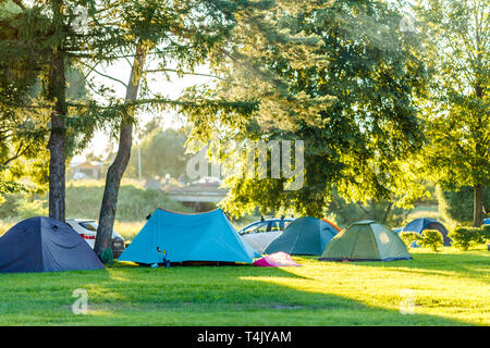 Zelte Campingplatz im schönen natürlichen Platz Stockfoto