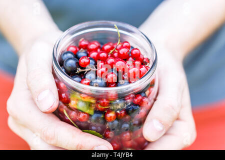 Mann mit kann der Johannisbeere Stockfoto