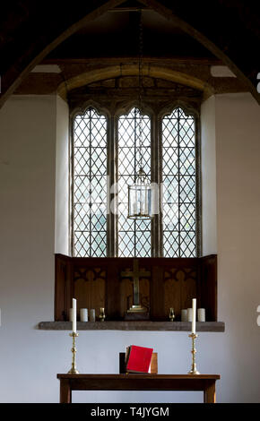 Der Altar und Osten Fenster, St Michael und alle Engel Kirche, Alkerton, Oxfordshire, England, Großbritannien Stockfoto