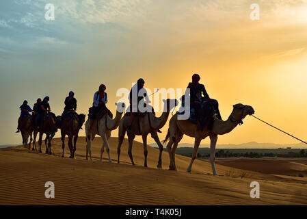 Merzouga ist ein Dorf in der Wüste Sahara in Marokko, am Rande des Erg Chebbi, einem 50 km langen und 5 km breiten Satz von Sanddünen, die bis zu 350 m hig erreichen. Stockfoto