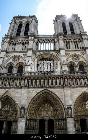Notre-Dame de Paris, mittelalterliche katholische Kathedrale an der Île de la Cité im 4. Arrondissement von Paris, Frankreich. Türme mit Westfassade und Rosenfenster Stockfoto