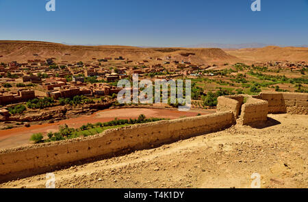 Die meisten der ursprünglichen Bewohner der Ksar Ait-Ben-Haddou über den Fluss haben zu moderneren Häusern @ Ait-Ben-Haddou, Marokko, nach Norden verschoben Stockfoto