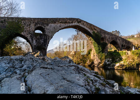 Alte römische Steinbrücke in Cangas de Onis, Asturien, Spanien Stockfoto