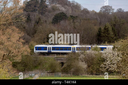 Eine allgemeine Ansicht einer Klasse 165 Chiltern Railways Zug passiert in der Nähe von Great Missenden, in Buckinghamshire. Stockfoto