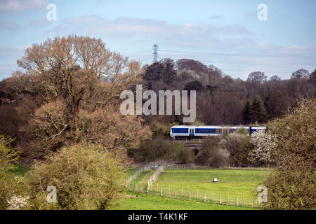 Eine allgemeine Ansicht einer Klasse 165 Chiltern Railways Zug passiert in der Nähe von Great Missenden, in Buckinghamshire. Stockfoto