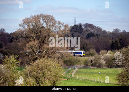 Eine allgemeine Ansicht einer Klasse 165 Chiltern Railways Zug passiert in der Nähe von Great Missenden, in Buckinghamshire. Stockfoto