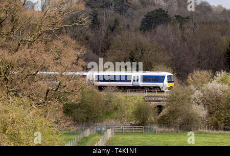 Eine allgemeine Ansicht einer Klasse 165 Chiltern Railways Zug passiert in der Nähe von Great Missenden, in Buckinghamshire. Stockfoto