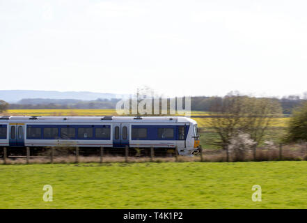 Eine allgemeine Ansicht einer Klasse 168 Chiltern Railways Zug passiert in der Nähe von Thame, Oxfordshire. Stockfoto