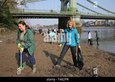 Kate bescheidenen hilft ein Team von Menschen, Abfall während eines speziellen Themse clean up bewirtet durch Dettol, in Partnerschaft mit der Themse 21. Stockfoto