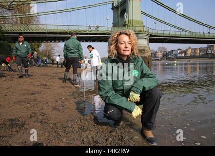 Kate bescheidenen hilft ein Team von Menschen, Abfall während eines speziellen Themse clean up bewirtet durch Dettol, in Partnerschaft mit der Themse 21. Stockfoto