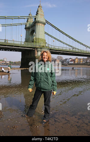 Kate bescheidenen hilft ein Team von Menschen, Abfall während eines speziellen Themse clean up bewirtet durch Dettol, in Partnerschaft mit der Themse 21. Stockfoto