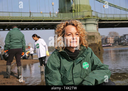 Kate bescheidenen hilft ein Team von Menschen, Abfall während eines speziellen Themse clean up bewirtet durch Dettol, in Partnerschaft mit der Themse 21. Stockfoto