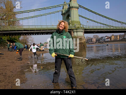 Kate bescheidenen hilft ein Team von Menschen, Abfall während eines speziellen Themse clean up bewirtet durch Dettol, in Partnerschaft mit der Themse 21. Stockfoto