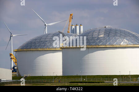 Vopak Oil Terminal in der Hafenstadt Eemshaven, Groningen, Niederlande, 11 große Tanks für Erdölprodukte, Stockfoto