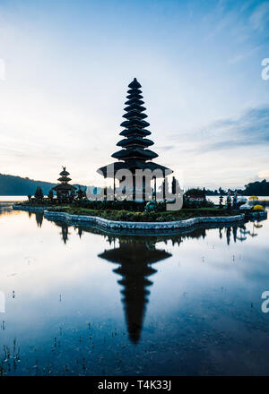 Pura Ulun Danu Beratan Tempel bei Sonnenaufgang in Bali, Indonesien Stockfoto