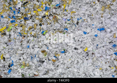 Sehr kleine Bits der Dokumente in den Shredder, Datenschutz und Sicherheit von Informationen Thema mit vertraulichen Dokumenten in einen Schredder cl zerstört Stockfoto