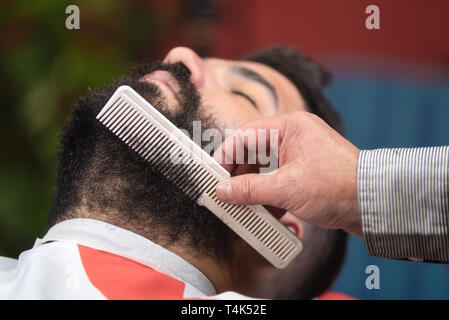 Friseur, Bart Frisur mit Kamm bei Friseur. Stockfoto