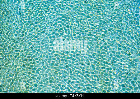 Kristallklare Fluss Soca Wasser Textur Wirkung grün und blau gefärbten Wasser Muster durch natürliches Sonnenlicht an einem sonnigen Tag gemacht, Slowenien Stockfoto