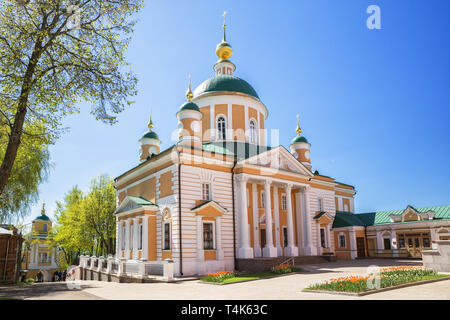 Pokrovsky Fürsprache Khotkov Kloster. Pokrovsky Cathedral, in dem sich die Reliquien des hl. Cyrill und Maria, Eltern von St. Sergius von radonezh. Khot Stockfoto