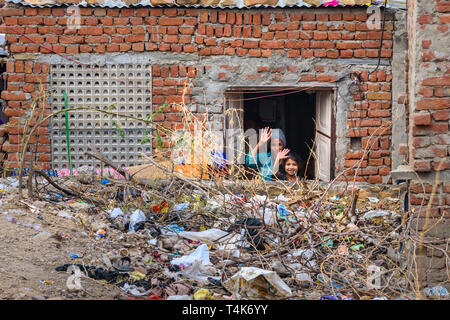 Amber Dorf, Indien - Januar 30, 2019: Kinder schauen aus dem Fenster, winkende Hände in Amer. Rajasthan Stockfoto