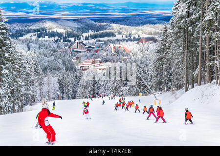 Gruppe von jungen Menschen auf der Skipiste im Winter, berühmten Attraktion Ferienort Poiana Brasov, Rumänien Stockfoto