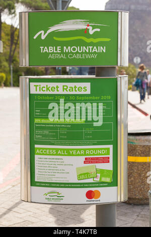 Tafelberg ticket Preise oder Preis- oder Zeichen vom 1. Oktober 2018 bis zum 30. September 2019 außerhalb Ticket Office für touristische Informationen Stockfoto