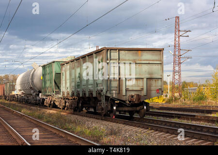 Die Autos von ein Güterzug auf der Bahnstrecke Stockfoto