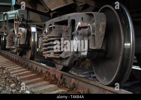 Rad der Wagen auf Schienen, Nahaufnahme Stockfoto