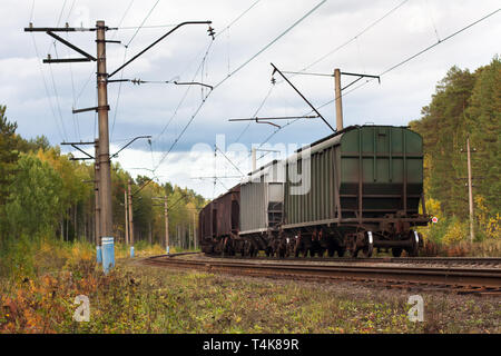 Die letzten Wagen der Güterzug Verlassen der Bahn in den Wald Stockfoto