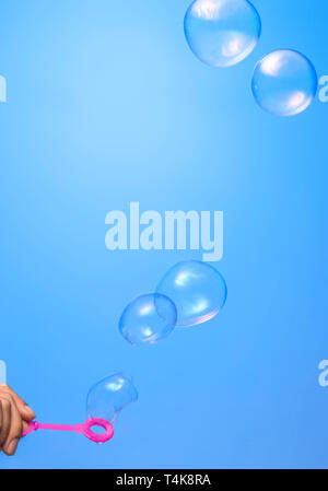 Seifenblasen auf blauem Hintergrund Stockfoto