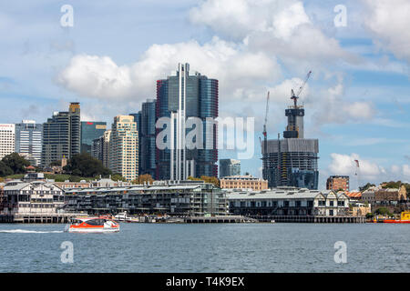 Stadtzentrum von Sydney und Bürotürme in Barangaroo einschließlich Crown Casino und Crown Towers Hotel im Bau, Sydney, Australien Stockfoto