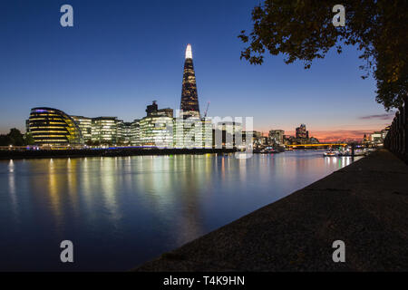 Blick auf das ikonische moderne Büro- und Hotelgebäude auf der South Bank in London. Stockfoto