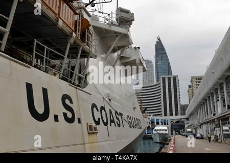 Die U.S. Coast Guard Cutter Bertholf crew Mauren der Cutter in Hongkong während des westlichen Pazifik Bereitstellung des Werkzeugs unter die taktische Kontrolle der Commander, 7 Flotte, 15. April 2019. Die US-Küstenwache hat tiefe und langjährige Beziehungen zu unseren Partnern in der Region und vor allem der Service Aktien ein starkes Engagement für eine freie und offene Indopazifik, von einem Regeln basierenden internationalen System, fördert Frieden, Sicherheit, Wohlstand, und Souveränität aller Nationen. Stockfoto