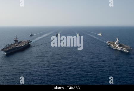 Der Flugzeugträger USS John C Stennis (CVN 74), vorne links, die Französische Marine Nationale Flugzeugträger FS Charles de Gaulle (F91), vorne rechts, die geführte Anti-raketen-Zerstörer USS McFaul (DDG74) guided missile Cruiser USS-Mobile Bay (CG53), der Royal Danish Navy Fregatte HDMS Niels Juel (F 363) und die französische Air Defence Zerstörer FS Forbin (D620) transit in der Ausbildung im Roten Meer, 15. April 2019. Die John C Stennis Carrier Strike Group ist in die USA 5 Flotte Bereich der Maßnahmen zur Unterstützung der Marine im Einsatz für die Stabilität und Sicherheit in der Zentralen Regi zu gewährleisten Stockfoto