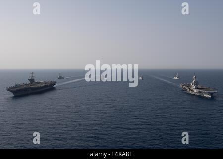 Der Flugzeugträger USS John C Stennis (CVN 74), vorne links, die Französische Marine Nationale Flugzeugträger FS Charles de Gaulle (F91), vorne rechts, die geführte Anti-raketen-Zerstörer USS McFaul (DDG74) guided missile Cruiser USS-Mobile Bay (CG53), der Royal Danish Navy Fregatte HDMS Niels Juel (F 363) und die französische Air Defence Zerstörer FS Forbin (D620), die sich in der Ausbildung im Roten Meer, 15. April 2019 eingeleitet worden sind. Die John C Stennis Carrier Strike Group ist in die USA 5 Flotte Bereich der Maßnahmen zur Unterstützung der Marine im Einsatz für die Stabilität und Sicherheit in der Zentrale zu gewährleisten Stockfoto