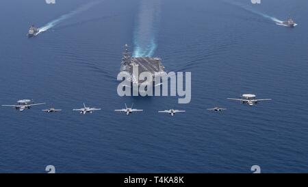 Der Flugzeugträger USS John C Stennis (CVN 74), die geführte Anti-raketen-Zerstörer USS McFaul (DDG74), und die Geführten-missile Cruiser USS Mobile Bay (CG53), Segel, die sich in der Ausbildung befinden als U.S. Navy und der Französischen Marine Nationale Flugzeuge fliegen Overhead in der Ausbildung im Roten Meer, 15. April 2019. Die John C Stennis Carrier Strike Group ist in die USA 5 Flotte Bereich der Maßnahmen zur Unterstützung der Marine im Einsatz für die Stabilität und Sicherheit in der Region zu gewährleisten und verbindet das Mittelmeer und den Pazifischen Raum durch den westlichen Indischen Ozean und drei strategischen Punkten ersticken. (U.S. Marine Foto Stockfoto