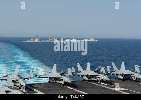 Von links nach rechts, die geführte Anti-raketen-Zerstörer USS McFaul (DDG74) guided missile Cruiser USS-Mobile Bay (CG53), der Royal Danish Navy Fregatte HDMS Niels Juel (F 363) und die französische Air Defence Zerstörer FS Forbin (D620) Manöver in der Ausbildung im Roten Meer, 15. April 2019. Die John C Stennis Carrier Strike Group ist in die USA 5 Flotte Bereich der Maßnahmen zur Unterstützung der Marine im Einsatz für die Stabilität und Sicherheit in der Region zu gewährleisten und verbindet das Mittelmeer und den Pazifischen Raum durch den westlichen Indischen Ozean und drei strategischen Punkten ersticken. (U.S. Marine ph Stockfoto