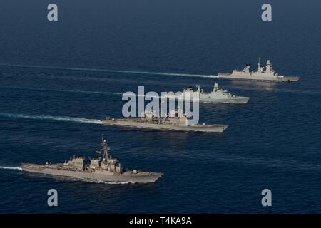 Von links nach rechts, die geführte Anti-raketen-Zerstörer USS McFaul (DDG74) guided missile Cruiser USS-Mobile Bay (CG53), der Royal Danish Navy Fregatte HDMS Niels Juel (F 363) und die französische Air Defence Zerstörer FS Forbin (D620) transit in der Ausbildung im Roten Meer, 15. April 2019. Die John C Stennis Carrier Strike Group ist in die USA 5 Flotte Bereich der Maßnahmen zur Unterstützung der Marine im Einsatz für die Stabilität und Sicherheit in der Region zu gewährleisten und verbindet das Mittelmeer und den Pazifischen Raum durch den westlichen Indischen Ozean und drei strategischen Punkten ersticken. (U.S. Marine pho Stockfoto