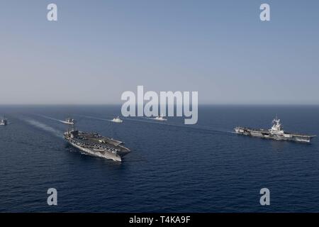 Der Flugzeugträger USS John C Stennis (CVN 74), vorne links, die Französische Marine Nationale Flugzeugträger FS Charles de Gaulle (F91), vorne rechts, die geführte Anti-raketen-Zerstörer USS McFaul (DDG74) guided missile Cruiser USS-Mobile Bay (CG53), der Royal Danish Navy Fregatte HDMS Niels Juel (F 363) und die französische Air Defence Zerstörer FS Forbin (D620), im Gange sind, die sich in der Ausbildung im Roten Meer, 15. April 2019. Die John C Stennis Carrier Strike Group ist in die USA 5 Flotte Bereich der Maßnahmen zur Unterstützung der Marine im Einsatz für die Stabilität und Sicherheit in der Centra zu gewährleisten Stockfoto