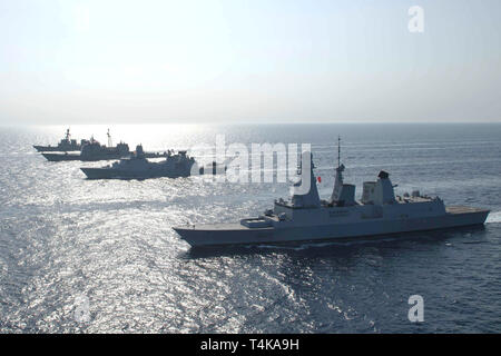 Die geführte Anti-raketen-Zerstörer USS McFaul (DDG74), links, die Geführte-missile Cruiser USS Mobile Bay (CG53), der Royal Danish Navy Fregatte HDMS Niels Juel (F 363) und die französische Air Defence Zerstörer FS Forbin (D620) Segeln in der Ausbildung im Roten Meer, 15. April 2019. Die John C Stennis Carrier Strike Group ist in die USA 5 Flotte Bereich der Maßnahmen zur Unterstützung der Marine im Einsatz für die Stabilität und Sicherheit in der Region zu gewährleisten und verbindet das Mittelmeer und den Pazifischen Raum durch den westlichen Indischen Ozean und drei strategischen Punkten ersticken. (U.S. Marine Foto von Masse Commun Stockfoto