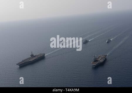 Der Flugzeugträger USS John C Stennis (CVN 74), vorne links, die Französische Marine Nationale Flugzeugträger FS Charles de Gaulle (F91), vorne rechts, die geführte Anti-raketen-Zerstörer USS McFaul (DDG74) guided missile Cruiser USS-Mobile Bay (CG53), der Royal Danish Navy Fregatte HDMS Niels Juel (F 363) und die französische Air Defence Zerstörer FS Forbin (D620), die sich in der Ausbildung im Roten Meer, 15. April 2019 eingeleitet worden sind. Die John C Stennis Carrier Strike Group ist in die USA 5 Flotte Bereich der Maßnahmen zur Unterstützung der Marine im Einsatz für die Stabilität und Sicherheit in der Zentrale zu gewährleisten Stockfoto