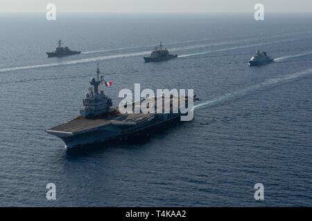 Die französische Marine Nationale Flugzeugträger FS Charles de Gaulle (F91), vorne, geführte Anti-raketen-Zerstörer USS McFaul (DDG74), links hinten, geführte-missile Cruiser USS Mobile Bay (CG53), hinten Mitte und Royal Danish Navy Fregatte HDMS Niels Juel (F 363), Transit in der Ausbildung im Roten Meer, 15. April 2019. Die John C Stennis Carrier Strike Group ist in die USA 5 Flotte Bereich der Maßnahmen zur Unterstützung der Marine im Einsatz für die Stabilität und Sicherheit in der Region zu gewährleisten und verbindet das Mittelmeer und den Pazifischen Raum durch den westlichen Indischen Ozean und drei strategische Choke Stockfoto